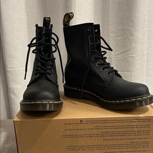 BRAND NEW Dr. Martens 1469 Women’s Smooth Leather Lace up boots Size 8